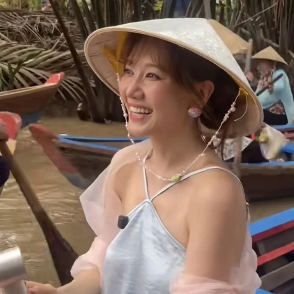 Hari Won hòa vào cơn sốt Cồn Thới Sơn, xếp hàng chụp ảnh xuồng ba lá - 1