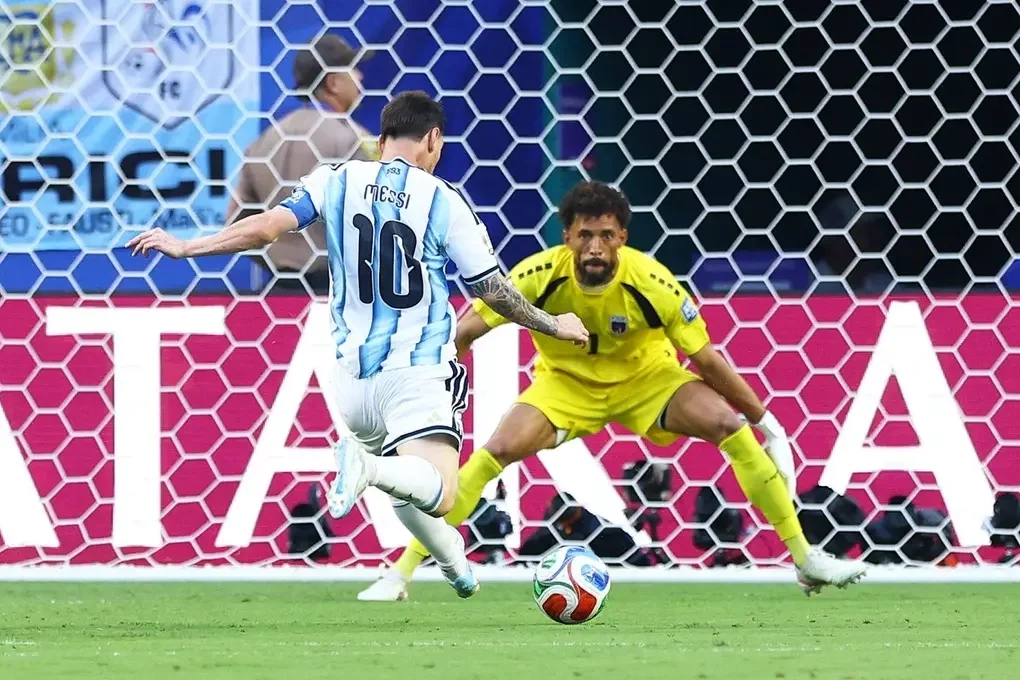 Thủ môn Vozinha đối mặt với Lionel Messi trong trận Cape Verde gặp Argentina ở vòng 1/16 World Cup 2026 tại Miami Gardens, bang Florida, Mỹ ngày 3/7/2026. Ảnh: AP