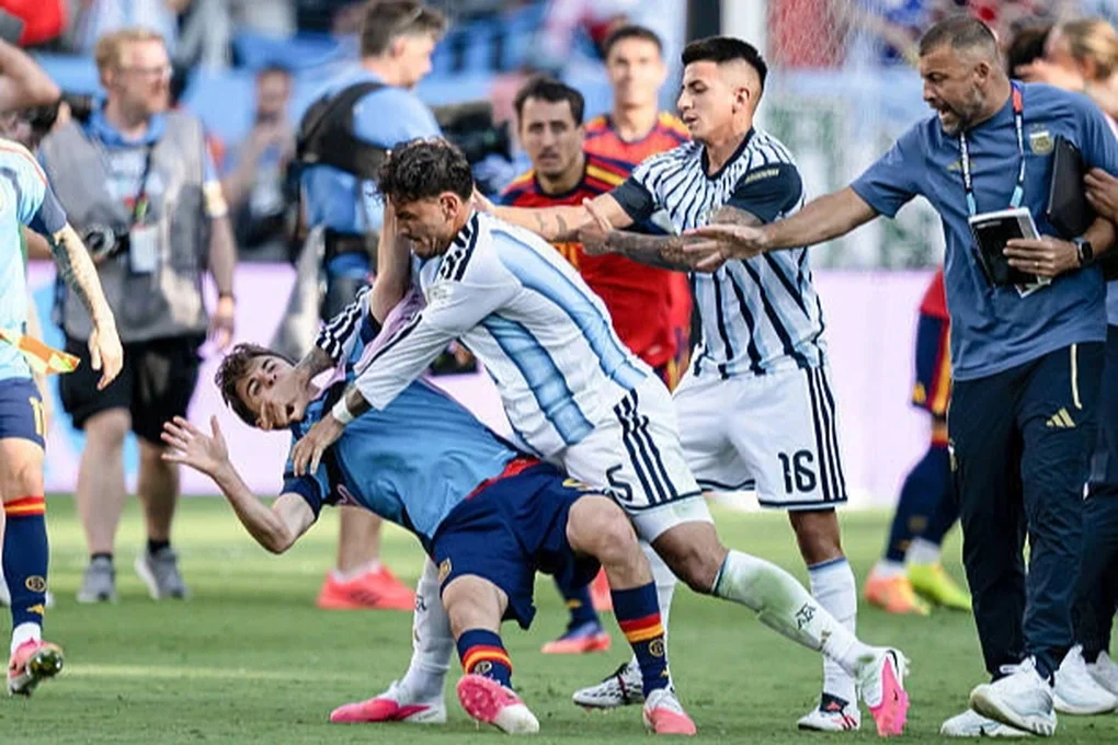 Chủ tịch FIFA bị chỉ trích vì bức thư chúc mừng đội tuyển Argentina - 2