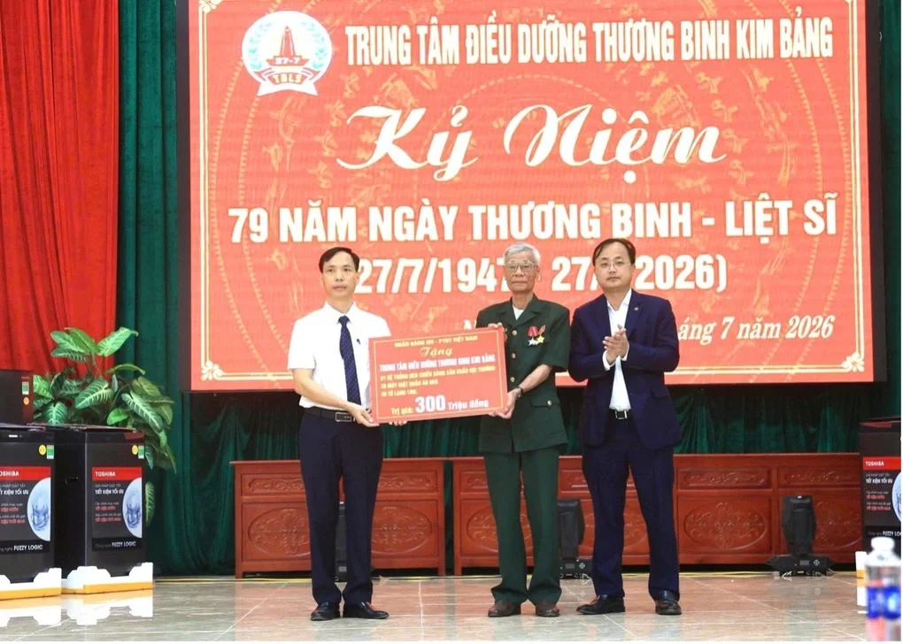 Agribank cùng ngành ngân hàng trao 300 tỷ đồng, chăm lo người có công với cách mạng - 3