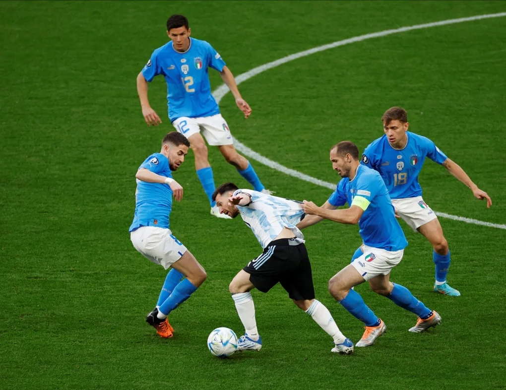 Lionel Messi (áo sọc xanh trắng) trong vòng vây các cầu thủ Italy trong trận Italy – Argentina tranh cúp Finalissima trên sân Wembley, London, Anh ngày 1/6/2022. Ảnh: Reuters