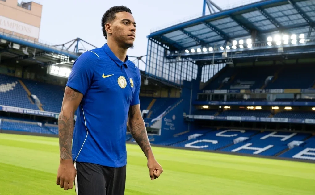 Tân binh Morgan Rogers của Chelsea bước đi trên thảm cỏ sân Stamford Bridge, London, Anh ngày 22/7/2026. Ảnh:Chelsea