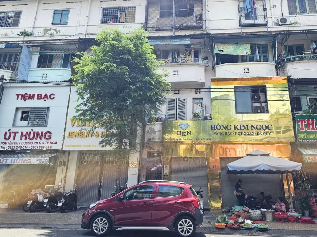 Biến cố kim cương, khoảng 30 cửa hàng ở TPHCM tạm ngừng hoạt động - 1
