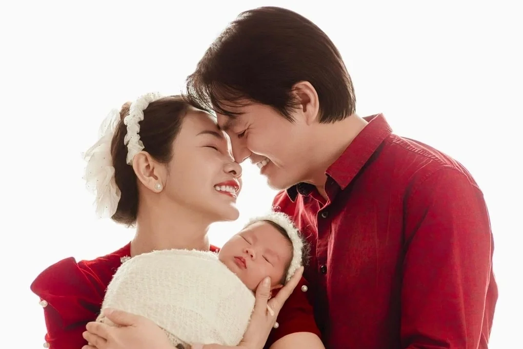Vợ chồng Cao Minh Đạt bên bộ ảnh lúc con mới chào đời. Ảnh: Nhân vật cung cấp