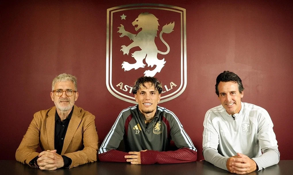 HLV Emery (phải) trong lễ ra mắt Garnacho tại Aston Villa ngày 23/7. Ảnh: Aston Villa FC