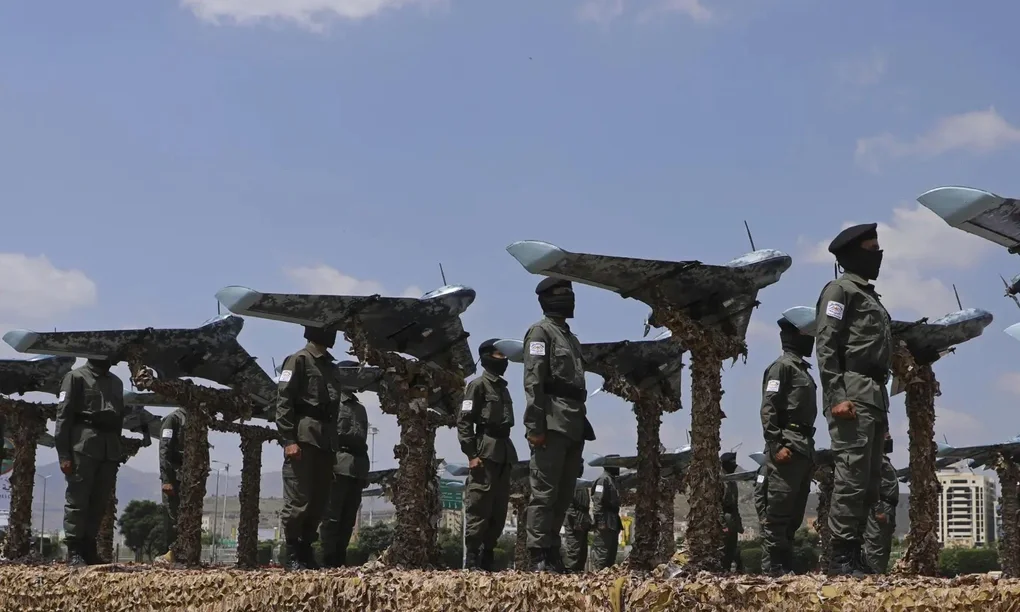 Thành viên Houthi trong lễ duyệt binh tại Sanaa, Yemen tháng 9/2022. Ảnh: AP