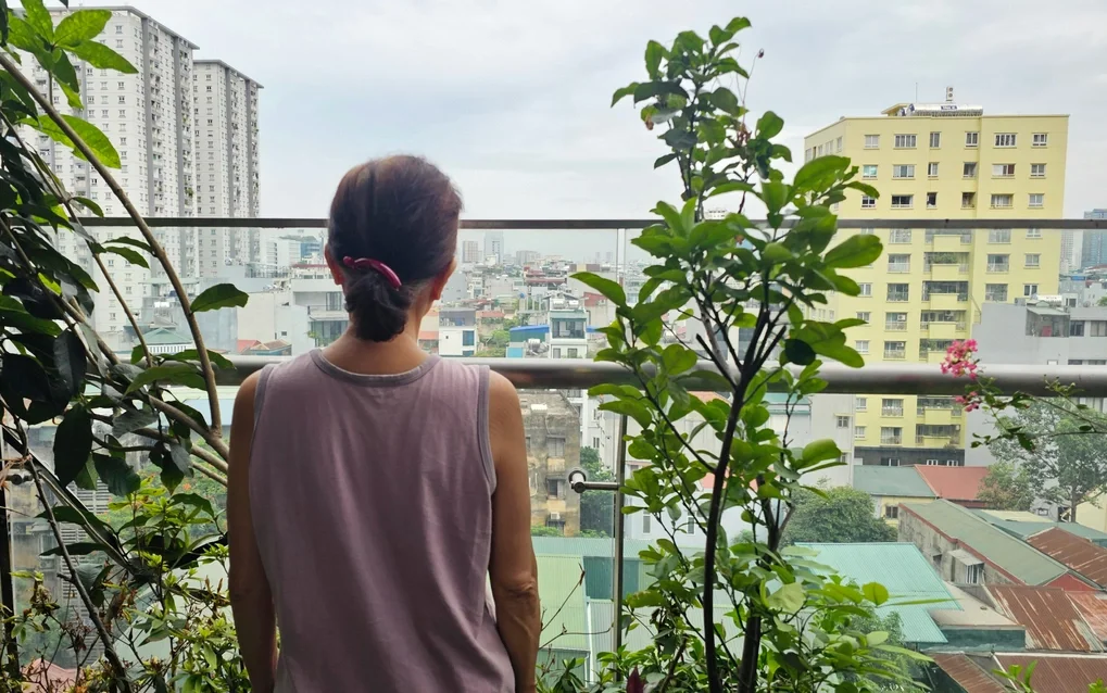 Bà Vân Anh, 71 tuổi ngắm khu dân cư từ hướng Đông Nam căn hộ của gia đình trên phố Láng Hạ. Ảnh: Nam Trung