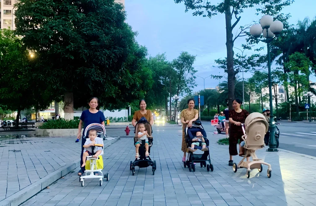 Người cao tuổi đẩy trẻ đi dạo tại một khu chung cư ở phường Đông Ngạc, Hà Nội tháng 6/2026. Ảnh: Phan Dương