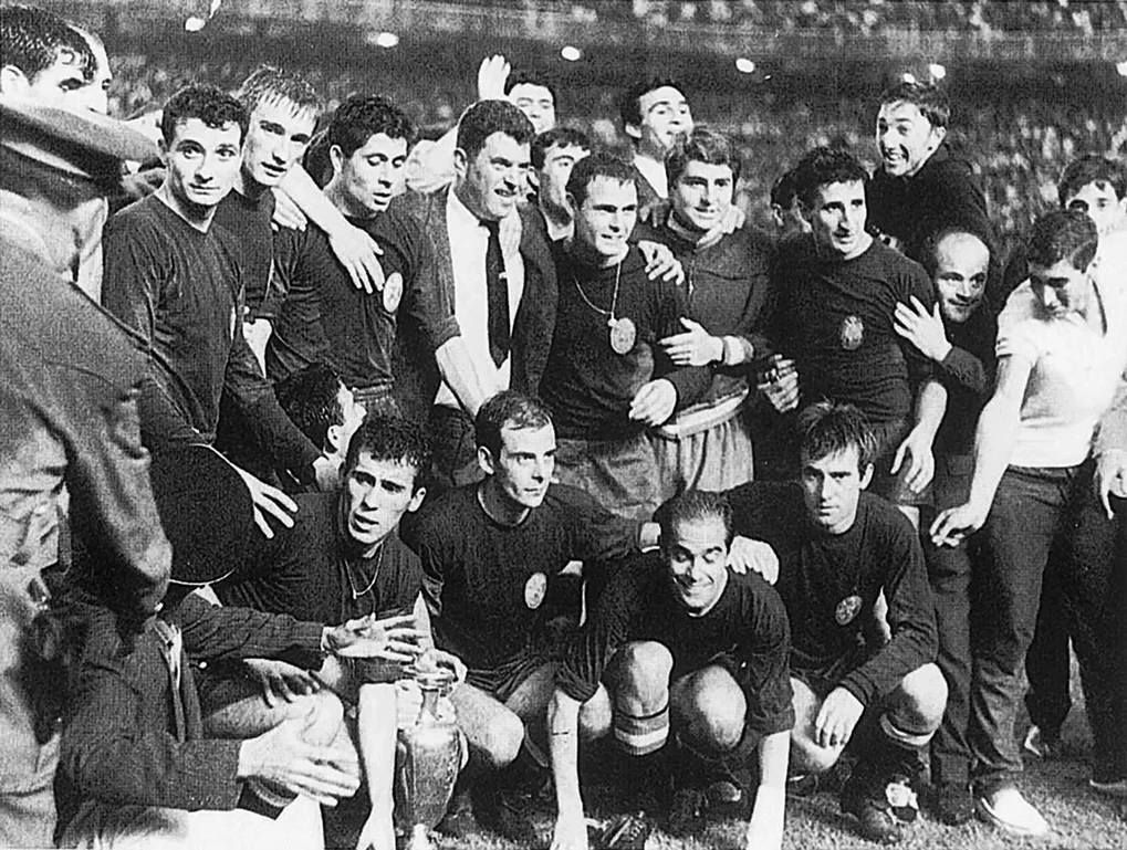 Tập thể đội tuyển Tây Ban Nha vô địch Euro 1964 sau trận chung kết Tây Ban Nha – Liên Xô (cũ) trên sân Santiago Bernabeu, Madrid, Tây Ban Nha ngày 21/6/1964. Ảnh: Báo Pháp So Foot