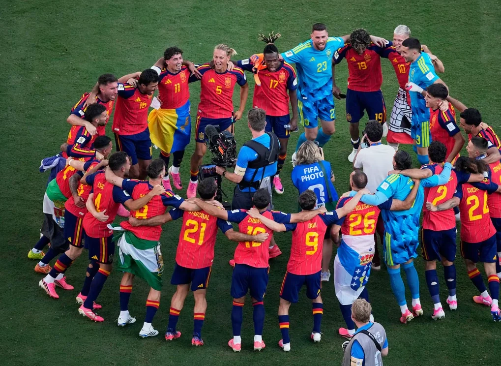 Các cầu thủ Tây Ban Nha khoác vai nhau thành vòng tròn ăn mừng chức vô địch World Cup 2026 sau trận chung kết Tây Ban Nha – Argentina trên sân MetLife, New Jersey, Mỹ ngày 19/7/2026. Ảnh: AP