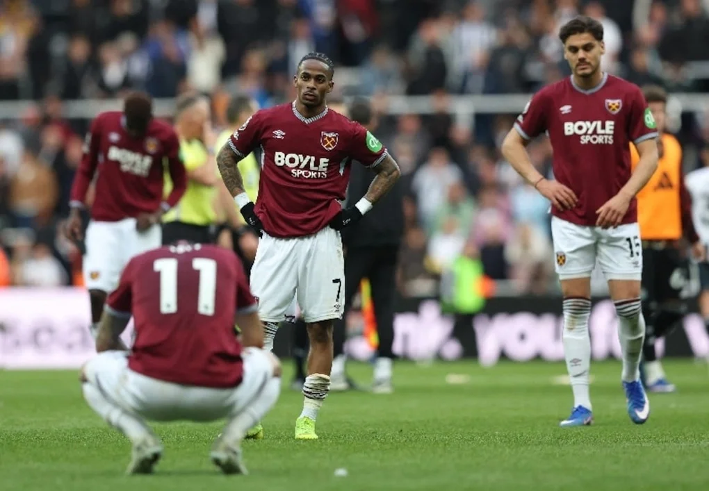 Tiền vệ Crysencio Summerville (số 7) của West Ham thất vọng sau thất bại trước Newcastle ở vòng cuối Ngoại hạng Anh trên sân St James Park, Newcastle, Anh ngày 17/5/2026. Ảnh: Reuters