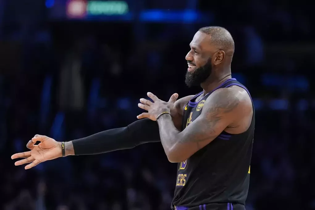 LeBron James ăn mừng sau cú ném ba điểm thành công của Gabe Vincent trong hiệp hai trận Los Angeles Lakers gặp Utah Jazz tại NBA ở Los Angeles, Mỹ ngày 18/11/2025. Ảnh: AP