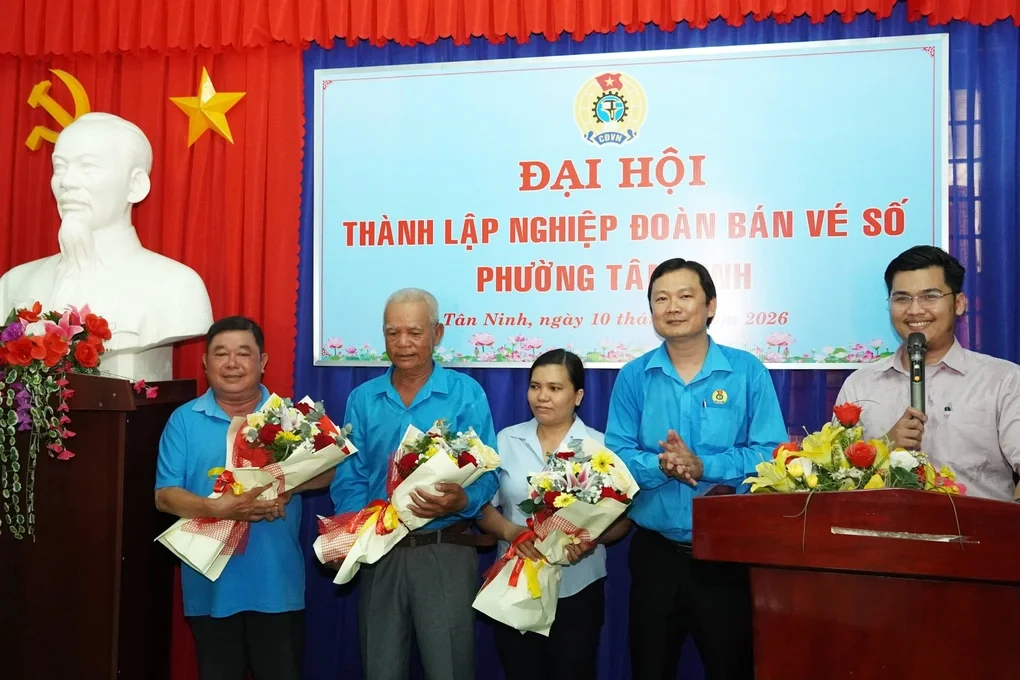 Tờ vé số đổi đời với người mua dễ là bẫy an sinh níu chân người bán - 3