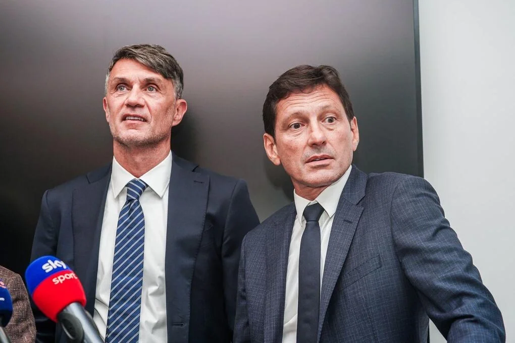 Giám đốc kỹ thuật FIGC Paolo Maldini (trái) cùng cố vấn đặc biệt Leonardo tham dự cuộc họp tại trụ sở Ban tổ chức Serie A ở Milan ngày 23/7/2026. Ảnh: IPA