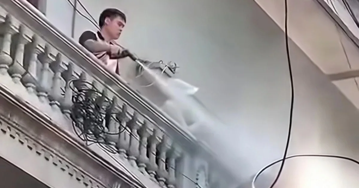 Cơ quan công an điều tra vụ người đàn ông phun nước vào thợ thi công công trình liền kề