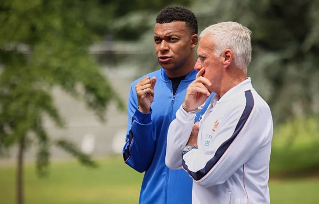 Deschamps: 'Không ít huấn luyện viên cũng đã nhầm lẫn như tôi khi bố trí Mbappe đá tiền đạo cắm'