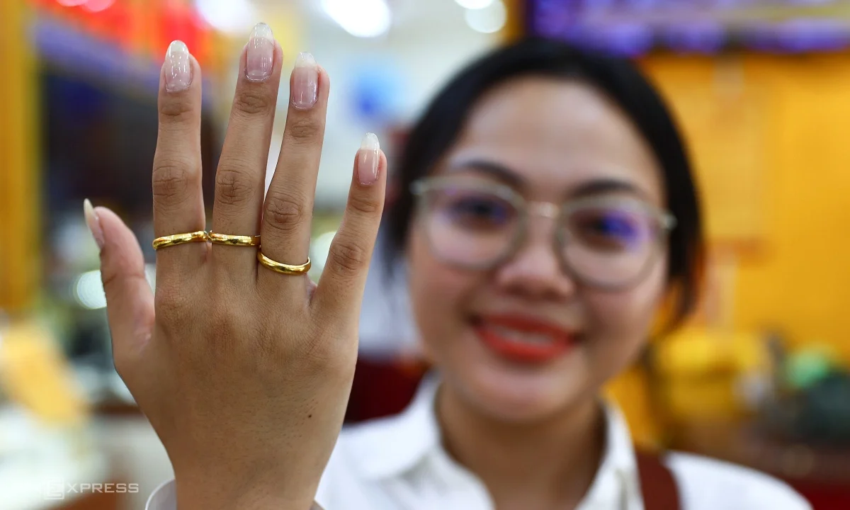 Vàng trong nước đảo chiều vọt 6 triệu đồng mỗi lượng