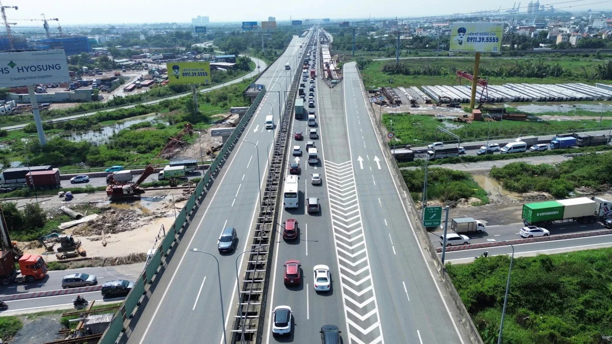 Cao tốc TP HCM - Long Thành kẹt xe gần 10 km