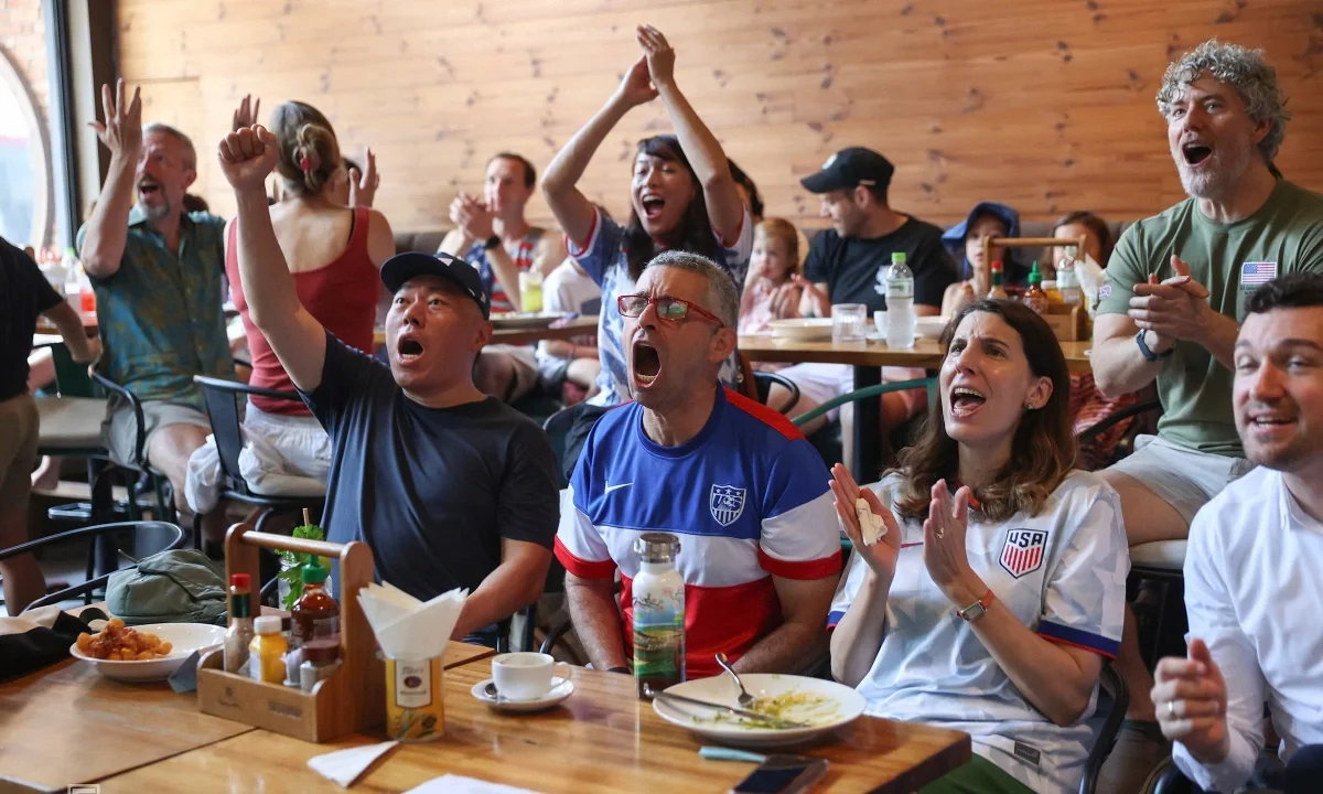 Nhà ngoại giao Mỹ bùng nổ cảm xúc khi tuyển nhà thắng lớn Paraguay ở World Cup