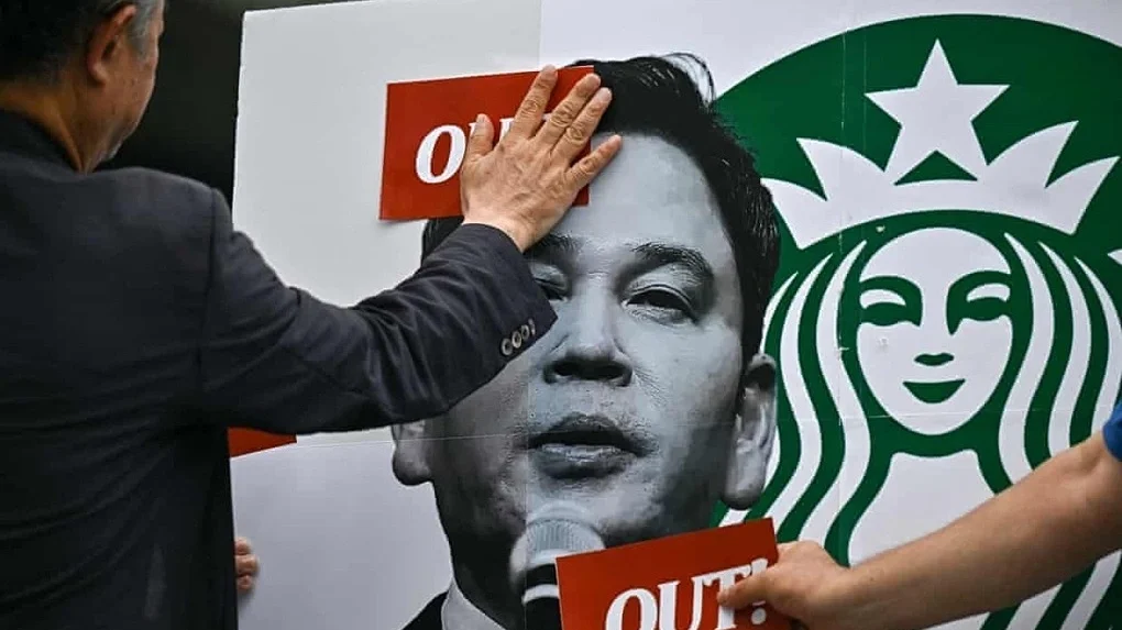 Lãnh đạo cùng nhân viên Starbucks Hàn Quốc phải học lại về lịch sử