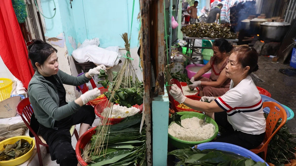 Ngâm hàng nghìn kg gạo để làm bánh ú lá tre dịp Tết Đoan Ngọ