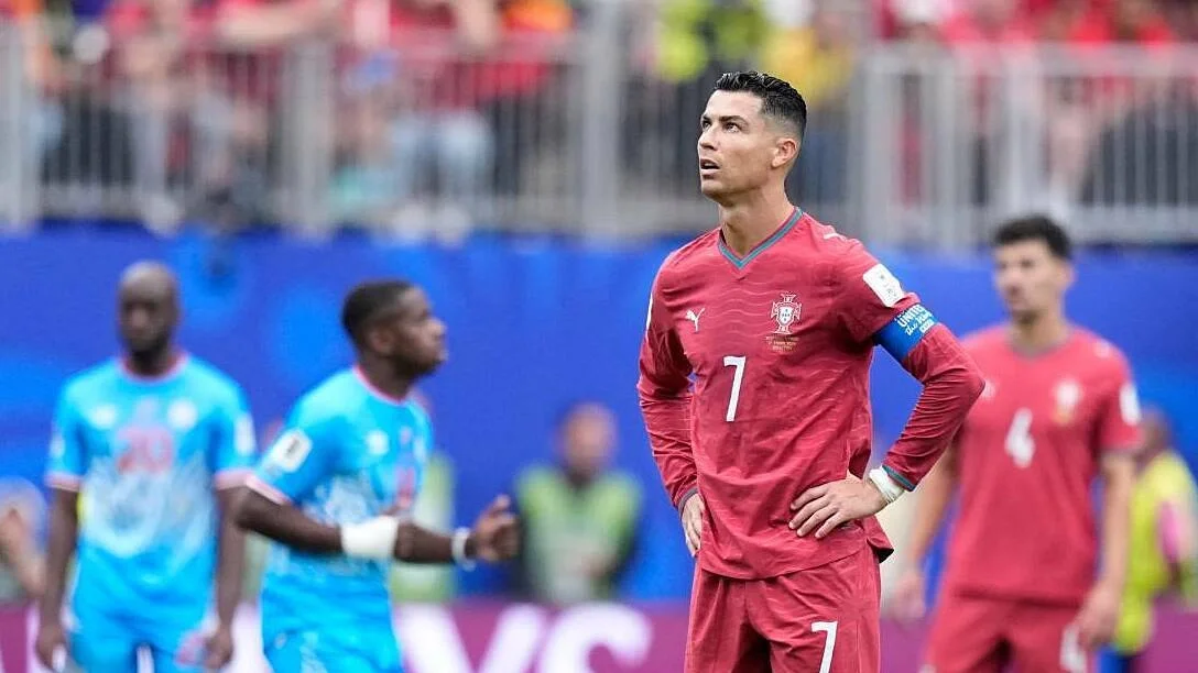 CĐV Congo gọi tên Messi khi Ronaldo rời sân vào phòng thay đồ