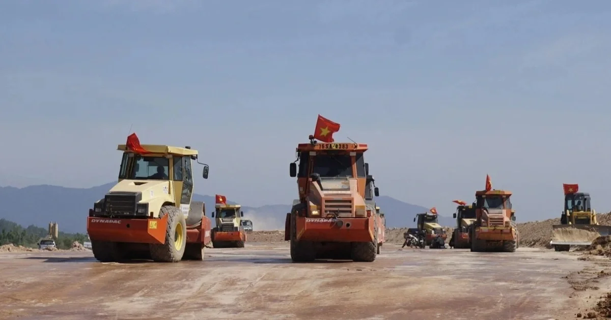 Hàng trăm kỹ sư, công nhân đội nắng thi công tại sân bay Phù Cát