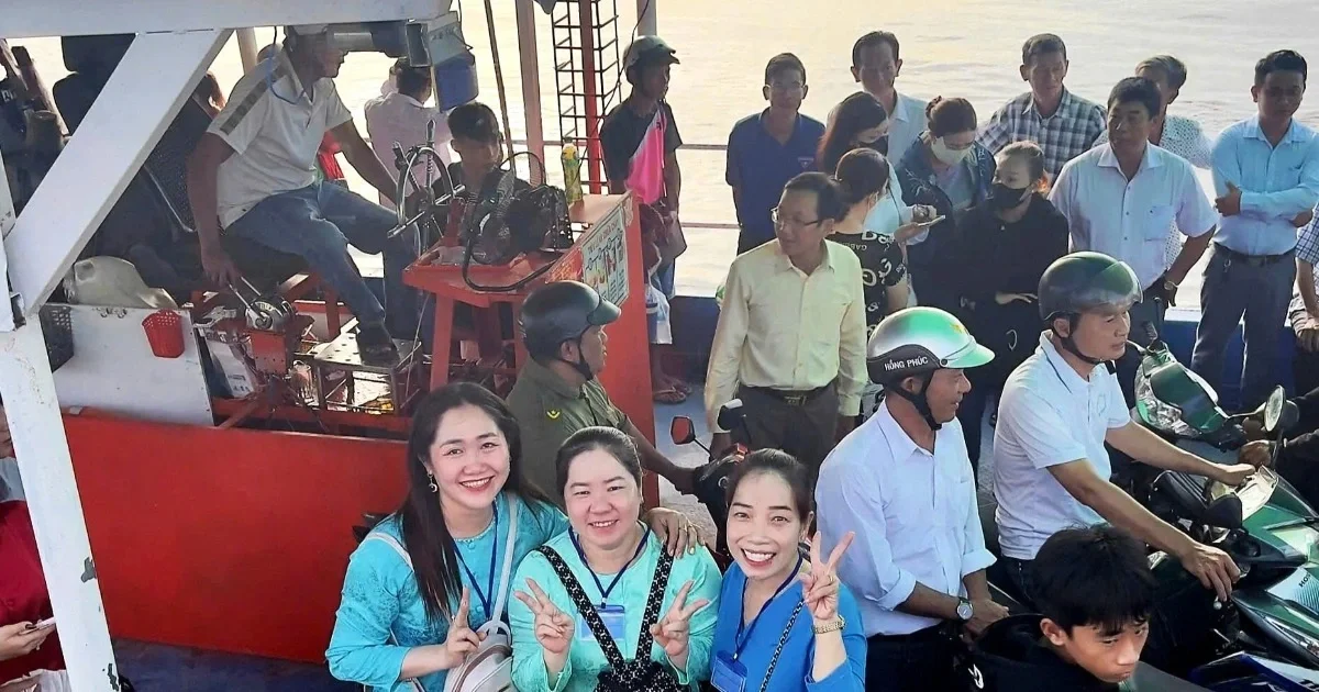 Đông đảo người dân băng qua sông Hậu tới cồn đón trọn ngày hội sông nước miền Tây