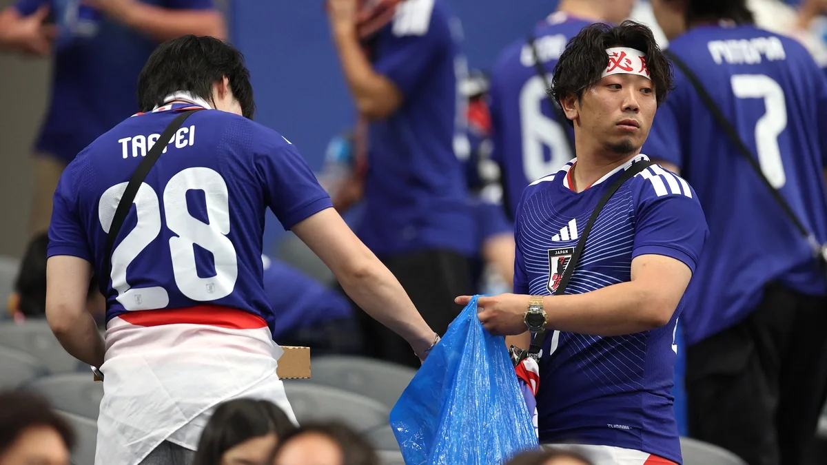 CĐV nam Nhật Bản bị phê phán 'chăm nhặt rác ở World Cup, ngại việc nhà'