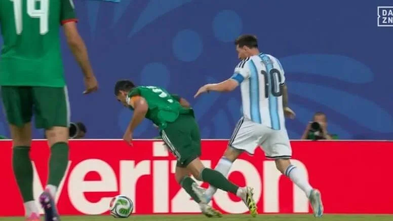 Algeria gửi khiếu nại về việc Messi không bị phạt thẻ đỏ