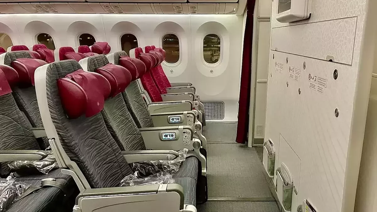 Vì sao ghế ngay sau vách ngăn máy bay thường bị hành khách dày dạn kinh nghiệm né tránh?