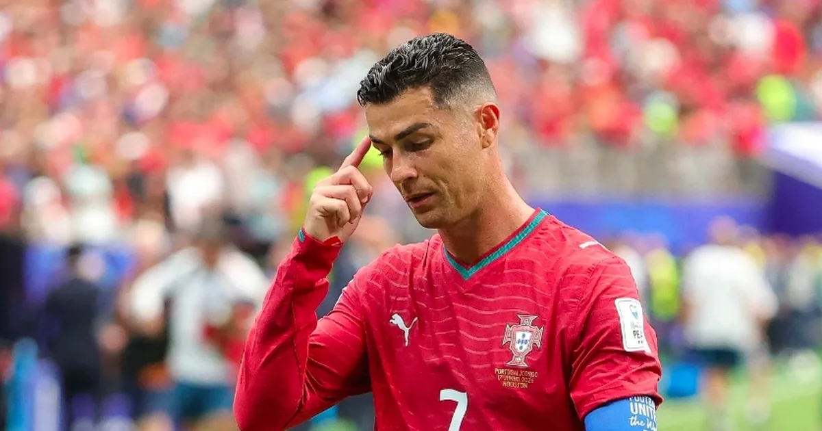Hậu vệ Bồ Đào Nha đứng ra bảo vệ Ronaldo giữa cơn bão chỉ trích
