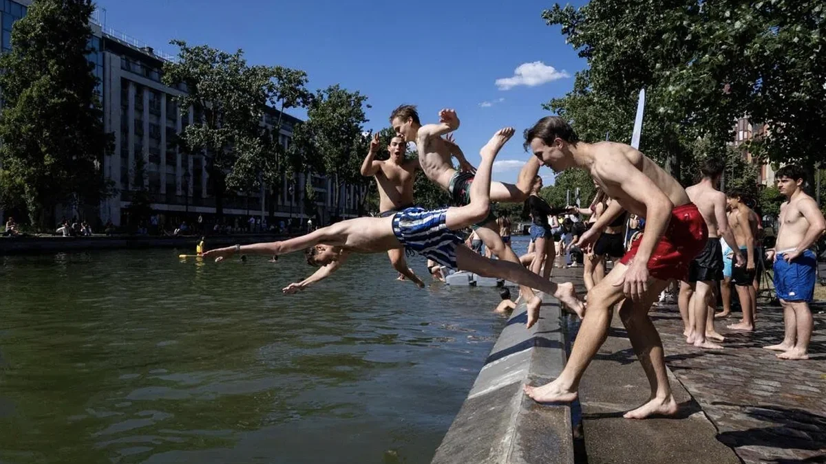 Người dân Paris ùa xuống kênh đào giải nhiệt trong đợt nắng 40 độ C