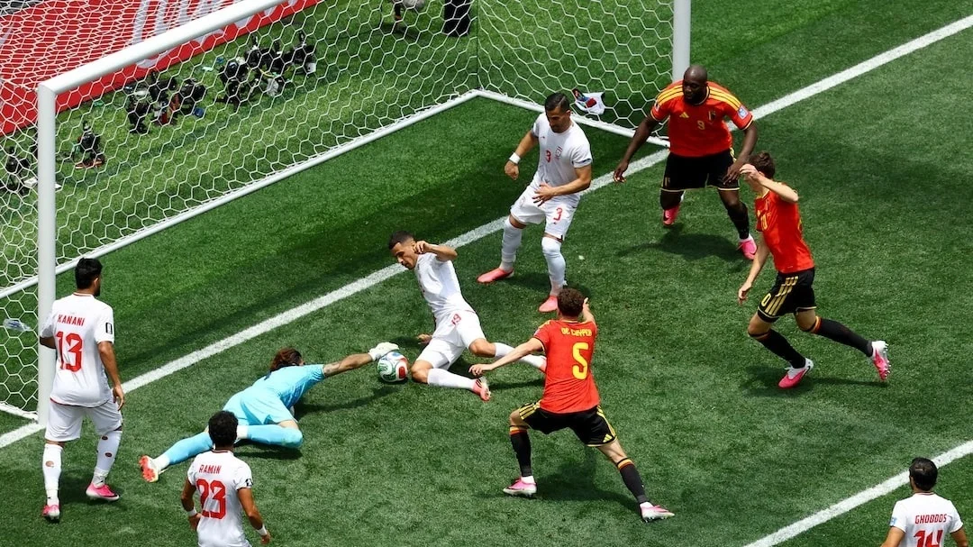 Pha cản phá thần kỳ giúp Iran cầm hòa Bỉ tại World Cup