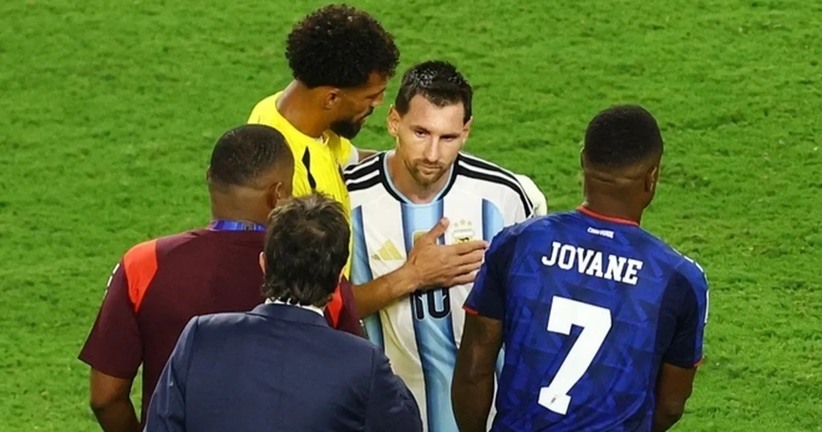 Messi dành cái ôm xúc động cho thủ môn 40 tuổi của Cape Verde sau trận cầu gây chấn động