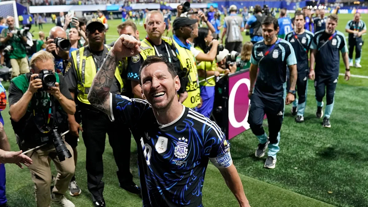 Báo chí thế giới: 'Argentina lội ngược dòng phi thường, Messi đi vào huyền thoại'