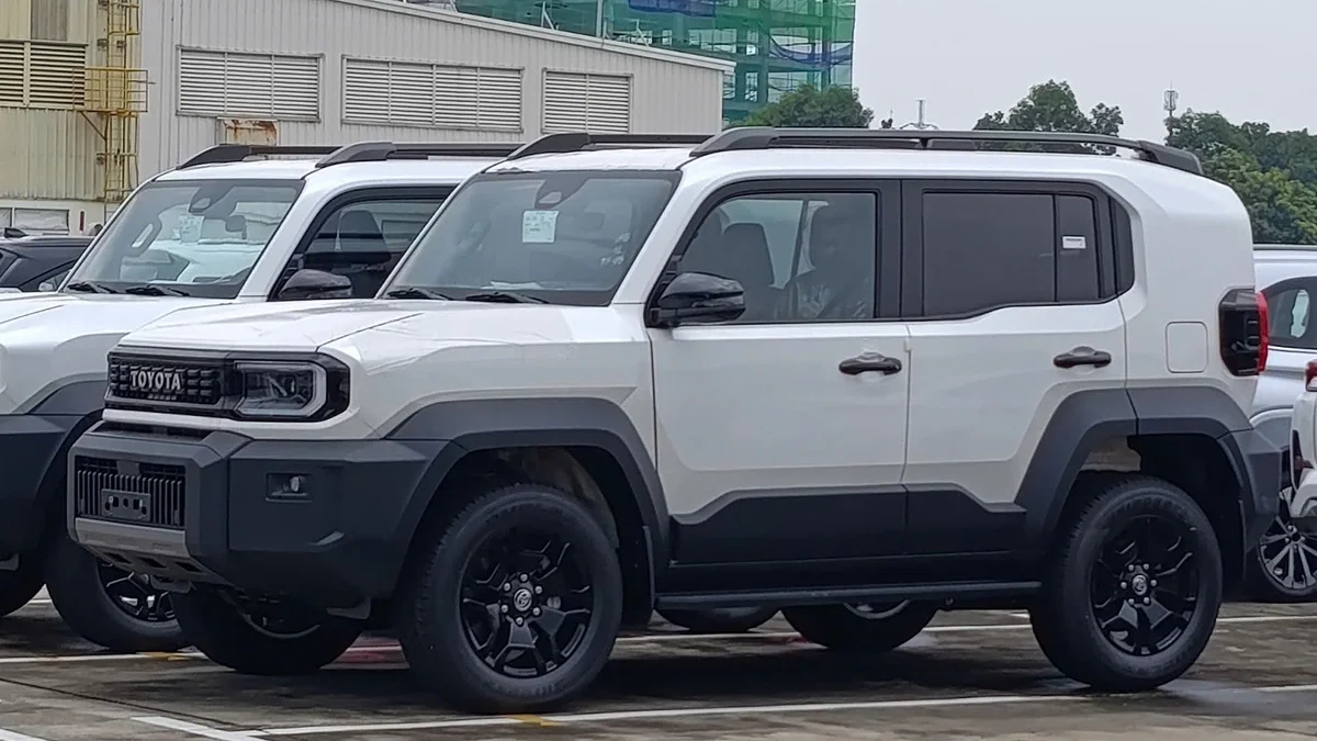 Mẫu SUV Toyota Land Cruiser FJ bất ngờ lộ diện ở Việt Nam