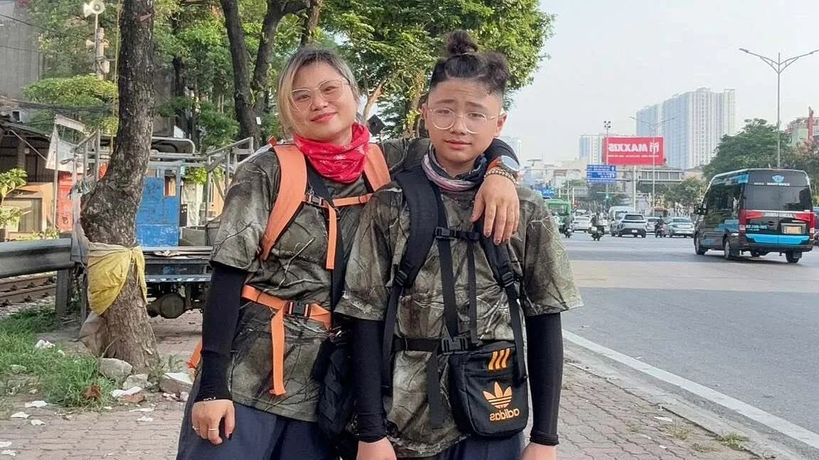 Hành trình đi bộ từ Hà Nội vào Huế của người mẹ cùng cậu con trai 13 tuổi