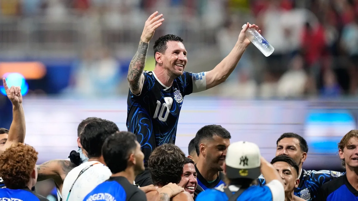 Cách Messi sắm vai chỉ đạo trực tiếp, hóa giải chiến thuật của tuyển Anh