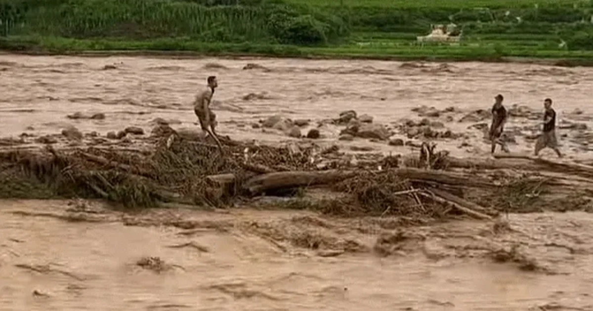 Bị lũ cuốn phăng tại Lai Châu, người chồng may mắn thoát nạn nhờ bám vào gò đất giữa dòng