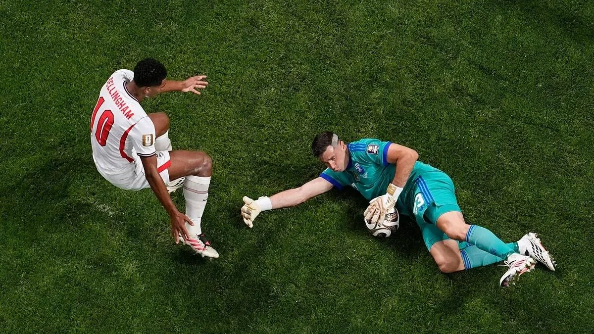 Thủ thành Martinez hứng chịu làn sóng chỉ trích từ người hâm mộ Argentina