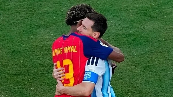 Chân sút Yamal hé lộ lời nhắn từ Messi trong khoảnh khắc ôm nhau