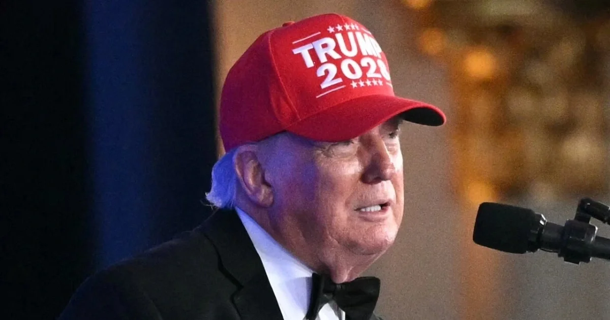Ông Trump diện mũ thêu chữ "Trump 2028" và hài hước đề cập đến nhiệm kỳ thứ tư
