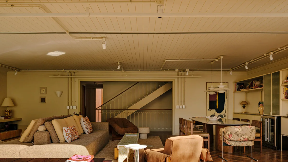 Căn nhà 450 m2 bao phủ sắc màu đất qua cả bốn tầng